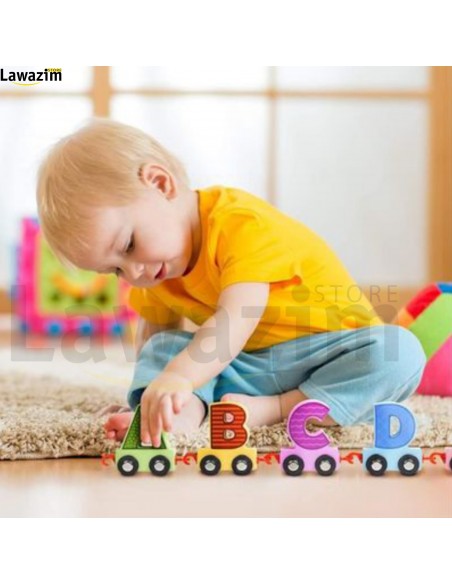 قطار الحروف الأبجدية الخشبية على عربات ذات عجلات Train de lettres de l'alphabet en bois sur des wagons à roues